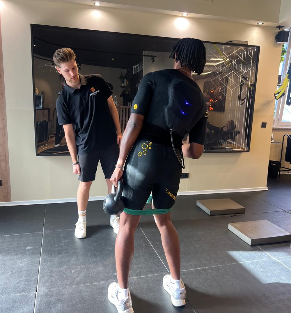 Christian betreut ein EMS-Training im Studio